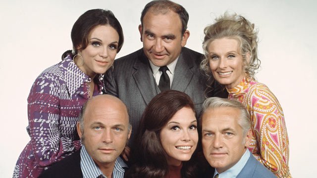 Mary Tyler Moore with the rest of the cast of the 'Mary Tyler Moore Show'