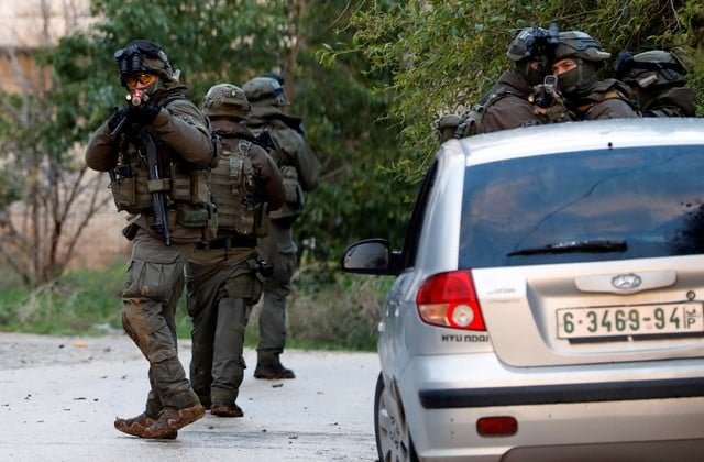Israeli Soldiers Abduct Twenty-Two Palestinians In The West Bank