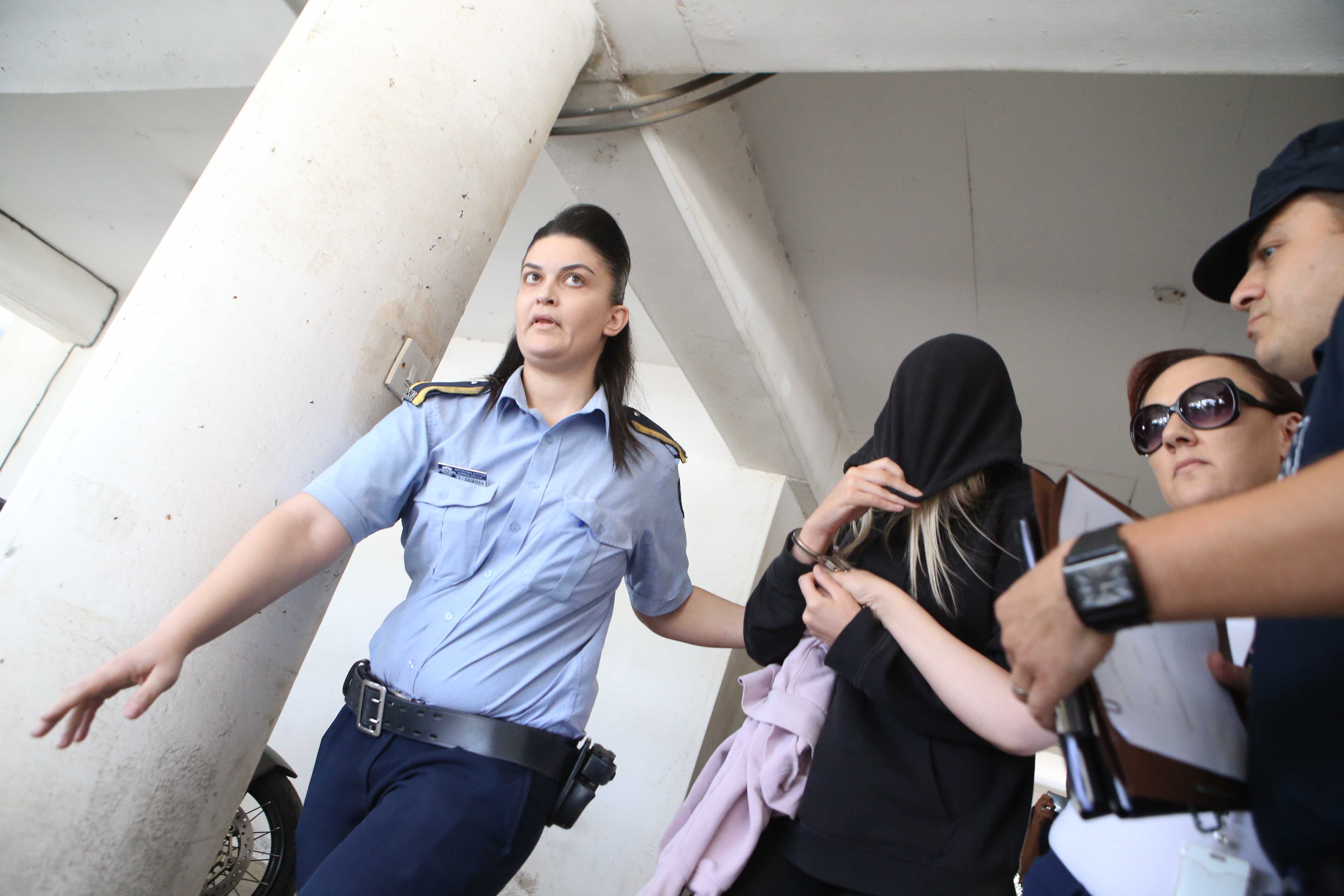 Мамочка-полицейская сковав руки пасынка наручниками отучает его от онанизма