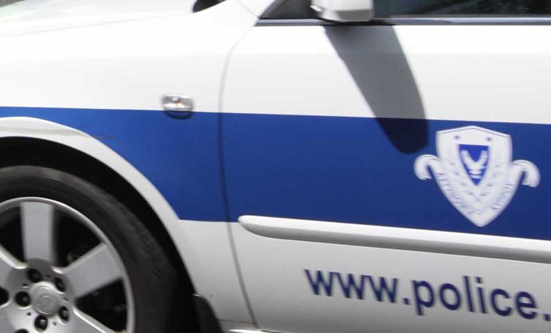 cover Police fire warning shots as robbery suspect caught