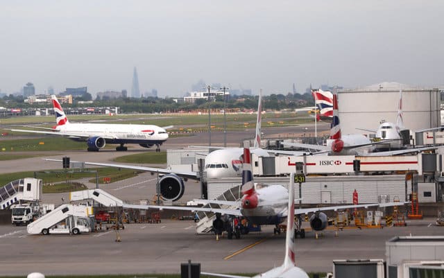 Η Βρετανία θα συζητήσει αυστηρότερους ταξιδιωτικούς περιορισμούς