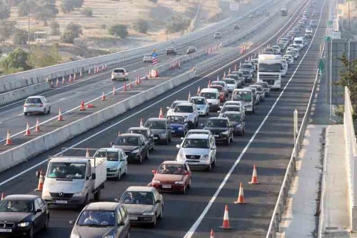 cover Accident on motorway closes lane, one injured