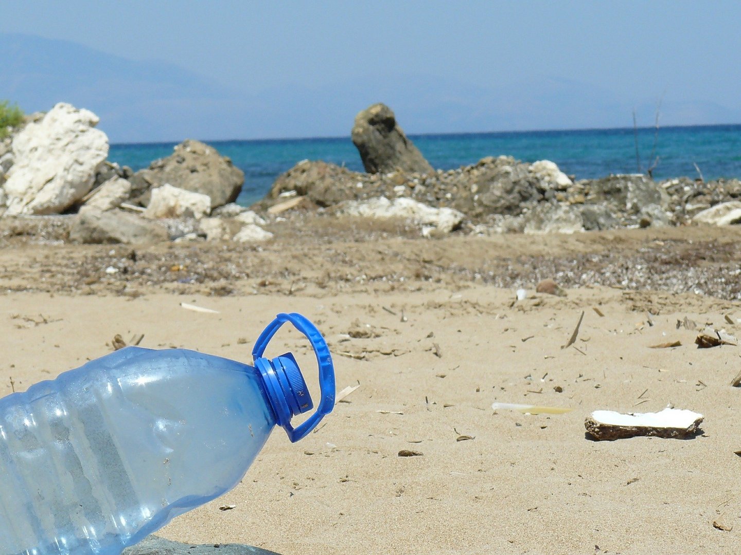 image Consumers urged to reduce plastic use by refusing to buy unnecessary products