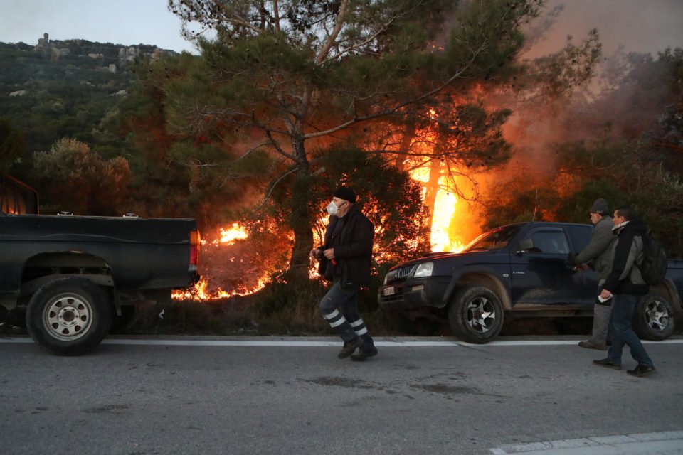 Картинки по запросу "Clashes Break Out on Greek Island Against Migrant Camp"