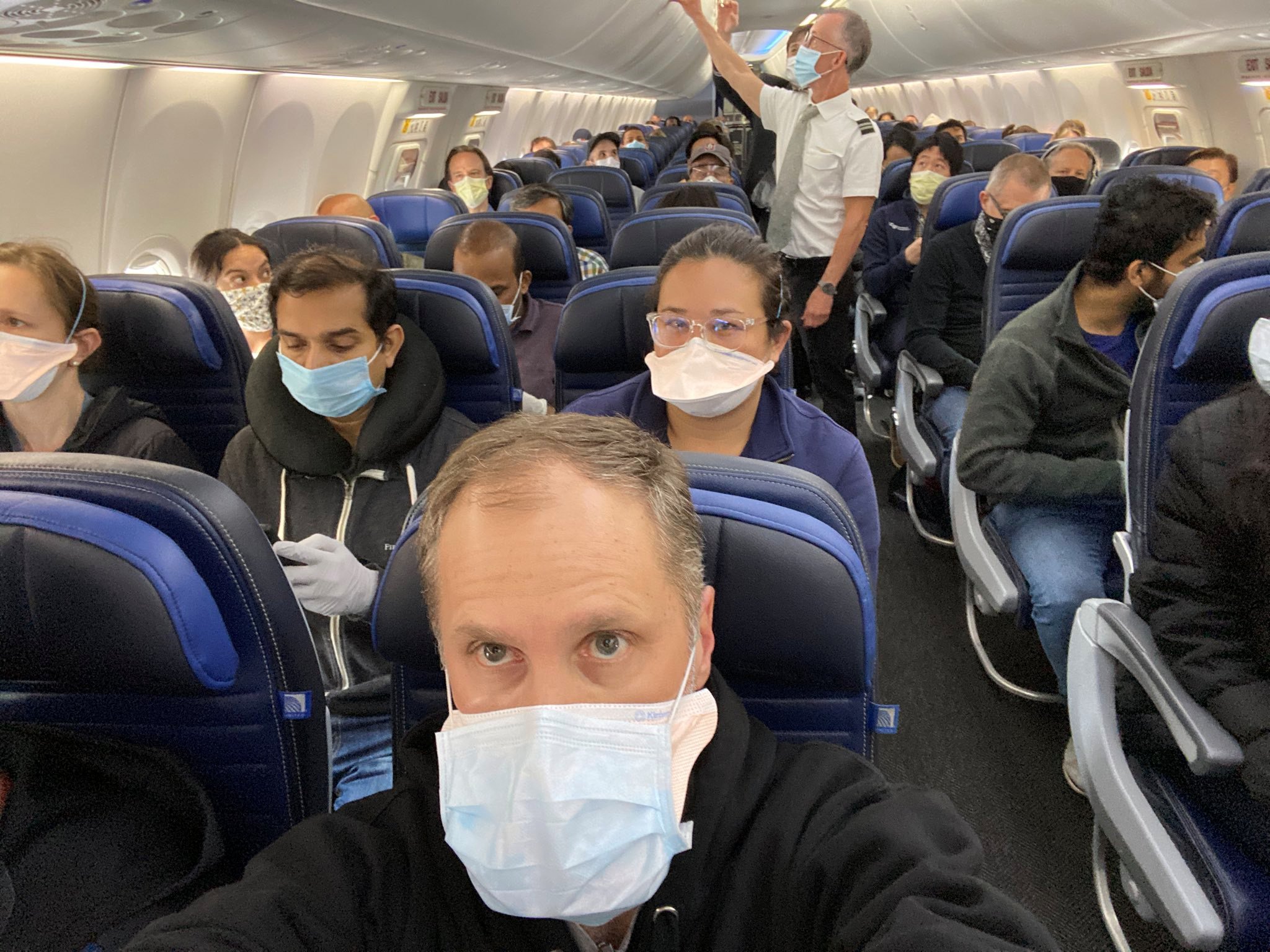 Люди на борту самолета
