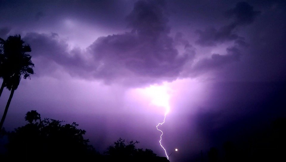 image Met office issues thunderstorm warning