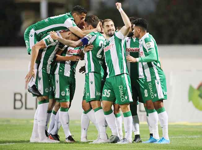 Friday’s start to the Cyprus football championship has been thrown into disarray after the opening game between Ethnikos Achnas and Enosis Neon Paralimniou was called off on Thursday after two Ethnikos players tested positive for Covid-19. Adding to the chaos, the Cyprus Football Association (CFA) said that Apollon v Doxa and Nea Salamina v AEK may not go ahead this weekend, as the stadiums set to stage the games do not fulfill the criteria set out by the governing body on the island. The CFA is expected to make a final decision on Friday morning As it stands, Apoel v Karmiotissa, Anorthosis v Ermis, Olympiakos v AEL and Paphos v Omonia will all go ahead as planned. The new Cyprus football season is shaping up to be one of the most peculiar and tempestuous in living memory, with a myriad issues adding an uncomfortable degree of complexity and unpredictability into the mix. Getting underway on Friday, this season’s first division championship will be the first to start amidst the Covid-19 pandemic, with the previous season having been prematurely cancelled on health and safety grounds. The Cyprus Football Association had cited an impasse between its own proposed safety protocol and the government’s non-negotiable requirements for the cancellation of the season.