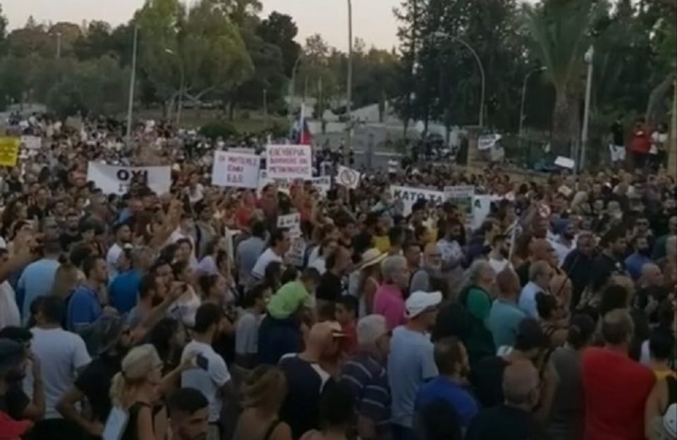 Protesters Outside The Presidential Palace On Saturday Evening (photo Politis)
