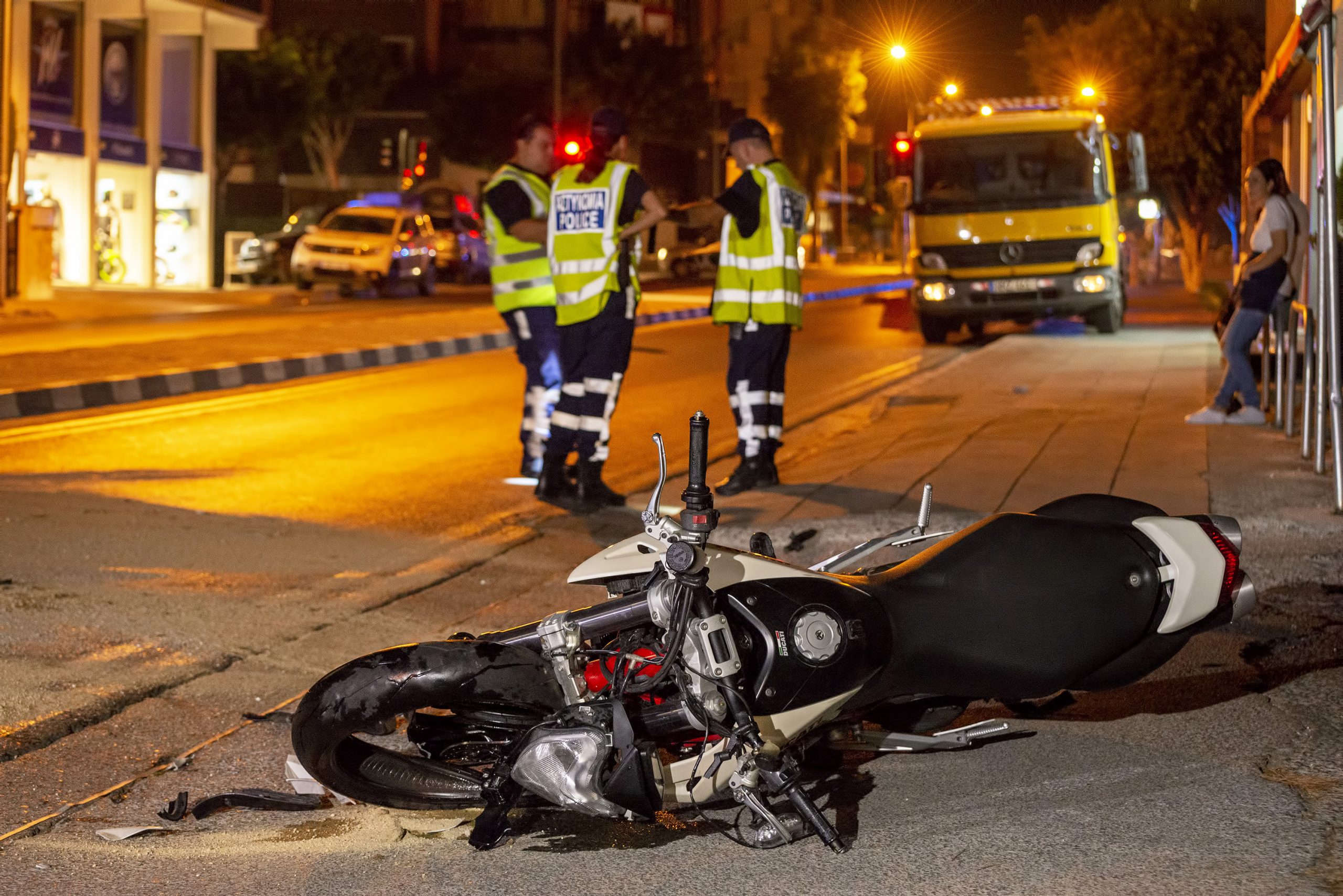 Ο φύλακας οδικής ασφάλειας καλεί τους οδηγούς μετά το θάνατο δύο μοτοσυκλετιστών