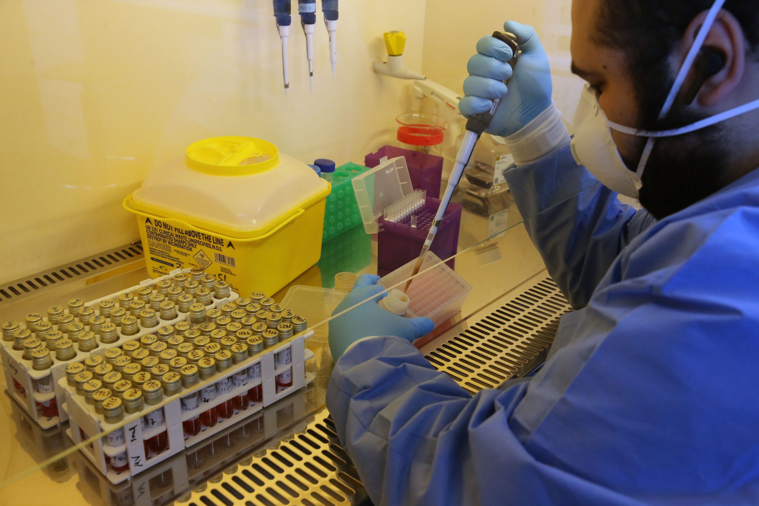 Coronavirus: το υπουργείο καλεί ξανά τις επαφές επιβεβαιωμένων περιπτώσεων να τηρούν τους κανόνες