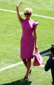Fashion2 Victoria Beckham Carrying A Pink Birkin Bag In 2007