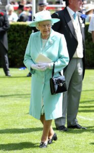 Fashion3 The Queen Carrying A Launer Traviaa Bag At Royal Ascot