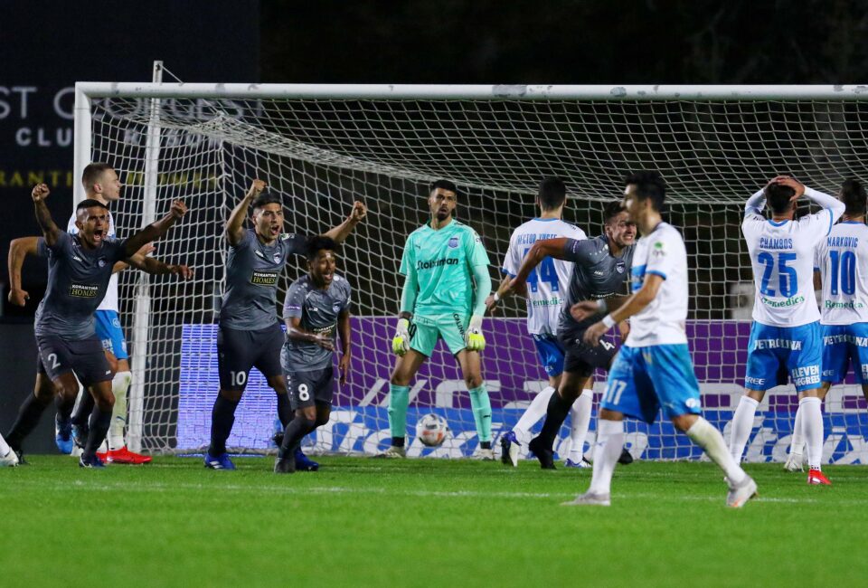 Apollon miss chance to increase lead at the top after draw against Pafos Apollon failed to extend their lead at the top of the Cypriot first division today after their 1-1 draw against Pafos away from home.