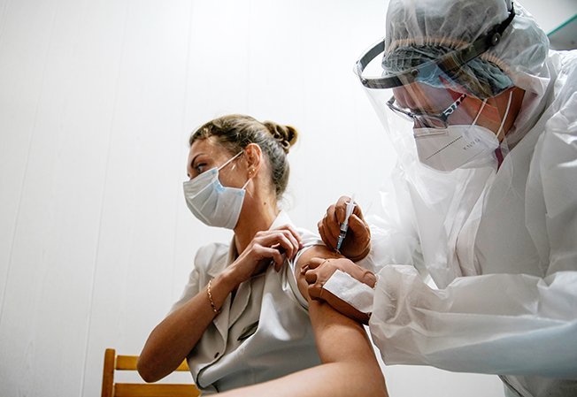 image Russians resist coaxing and compulsion to get vaccinated