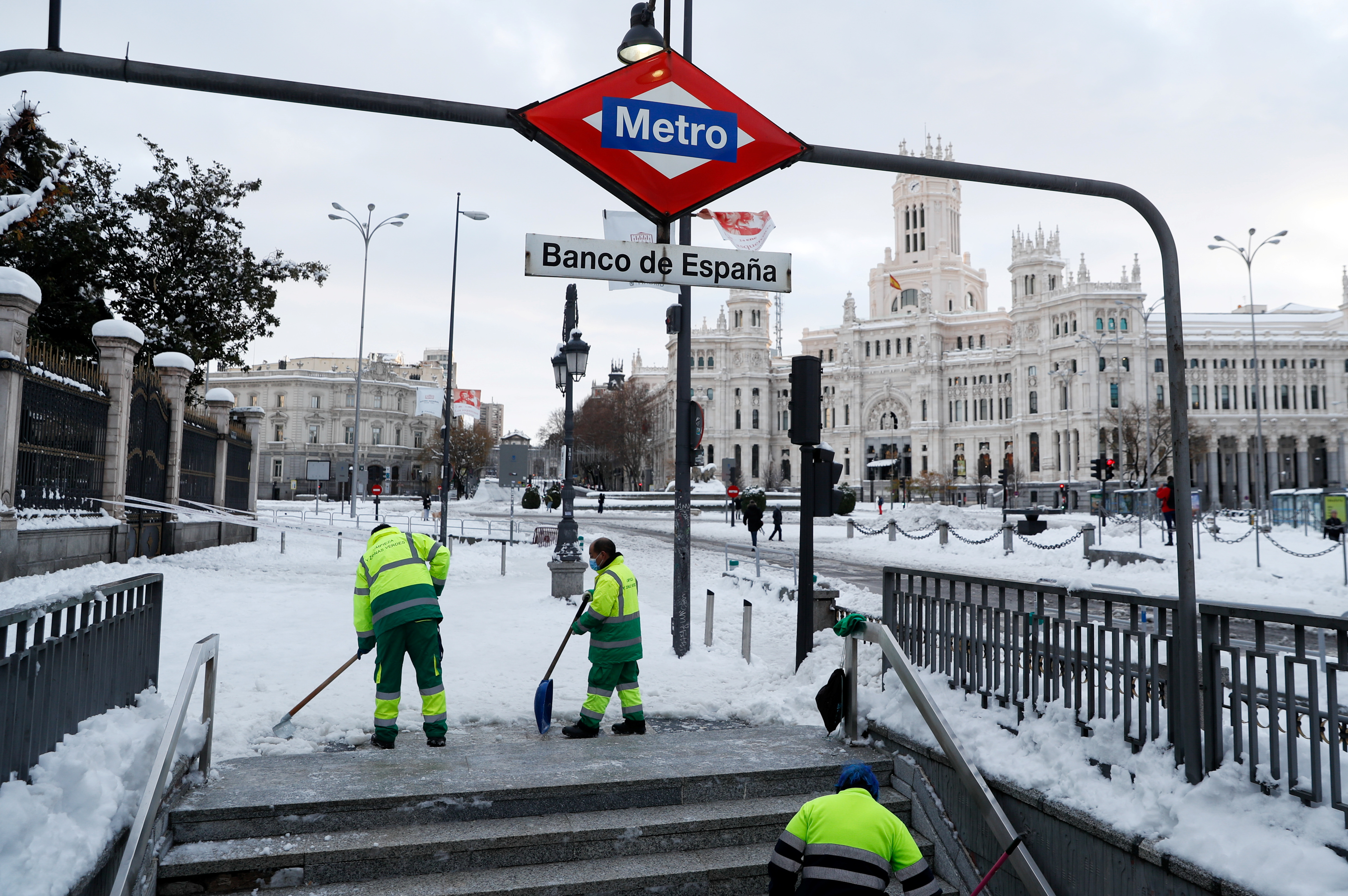 image Spain paralysed by snowstorm, sends out vaccine, food convoys