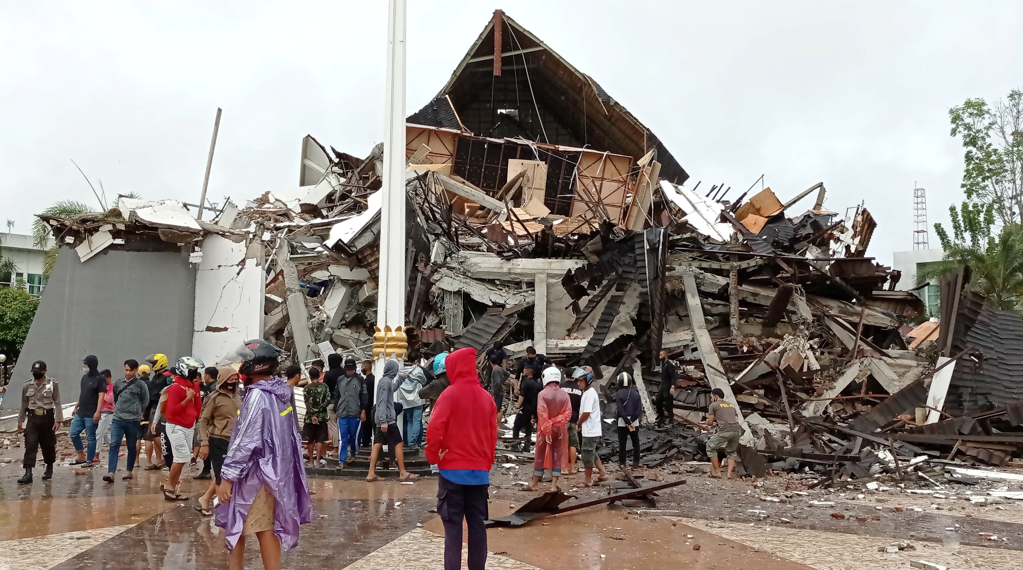 image Indonesia quake kills at least 42, injures hundreds (update)