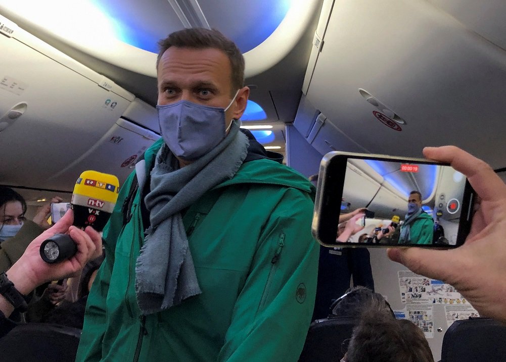 image Kremlin critic Navalny takes off on plane to Russia despite arrest threat