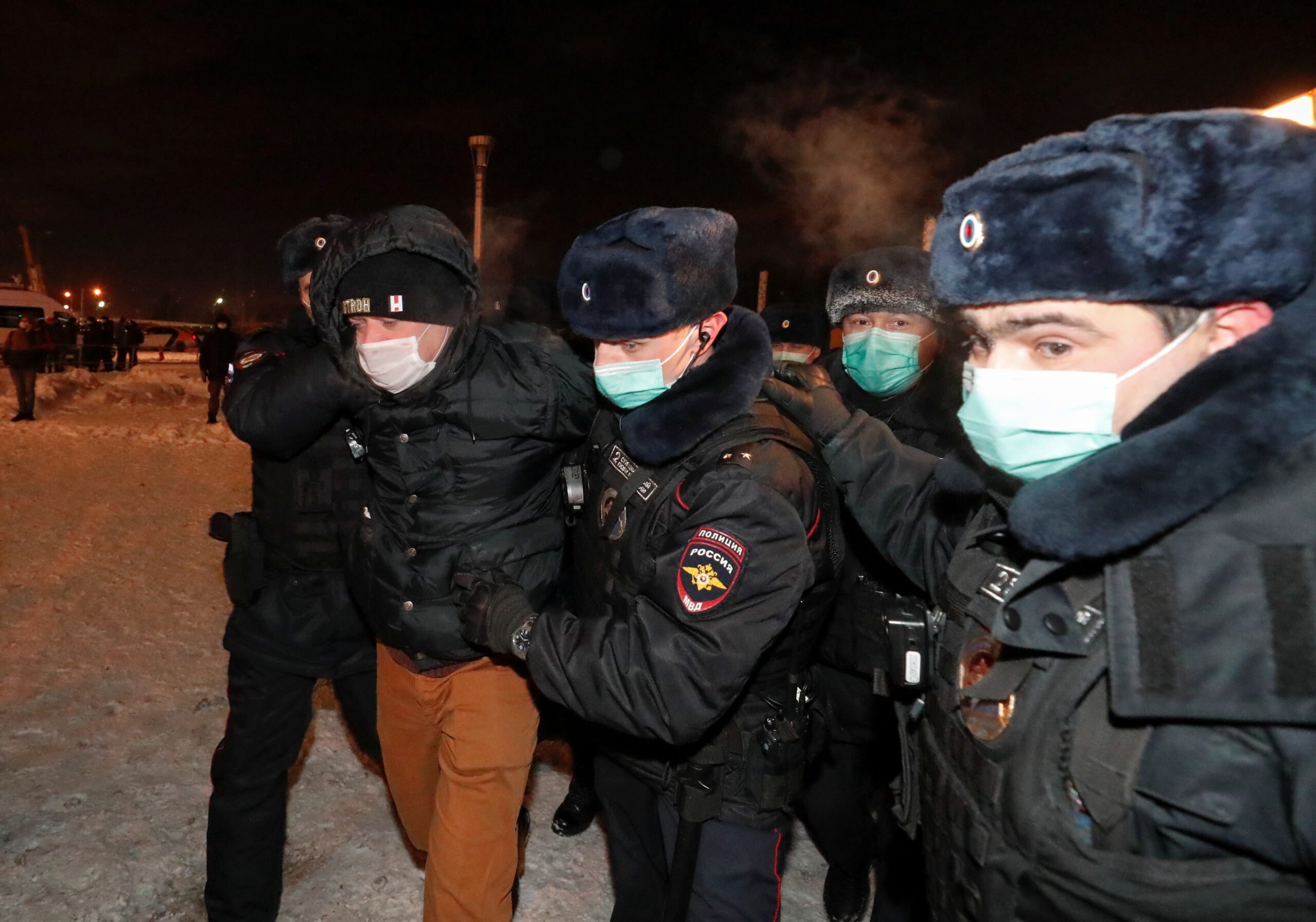 Η ρωσική αστυνομία κρατεί τον κριτικό του Κρεμλίνου, Alexei Navalny κατά την άφιξή του στο αεροδρόμιο