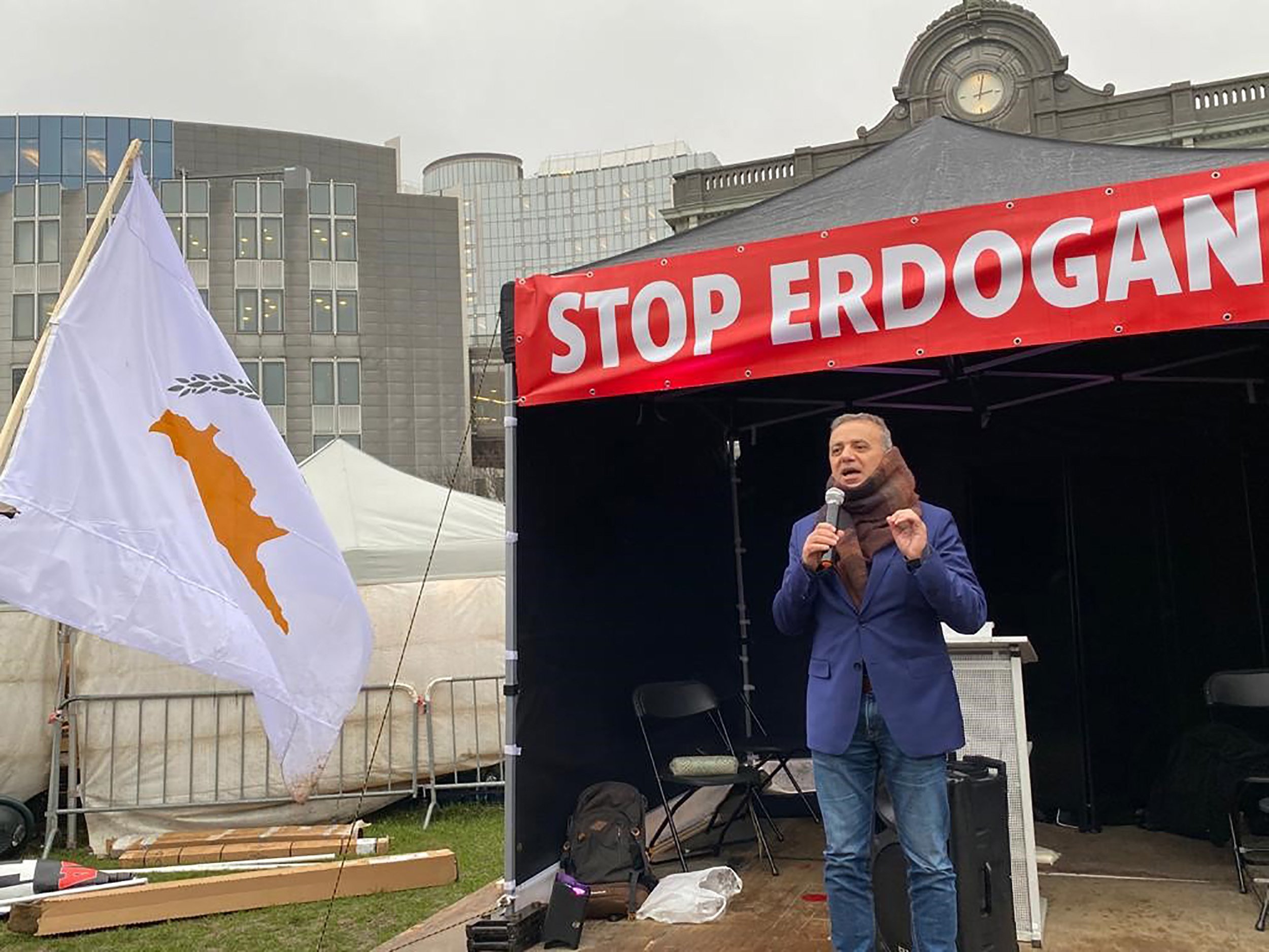 Ο Diko ευρωβουλευτής συμμετέχει στο ράλι «Stop Erdogan» στις Βρυξέλλες