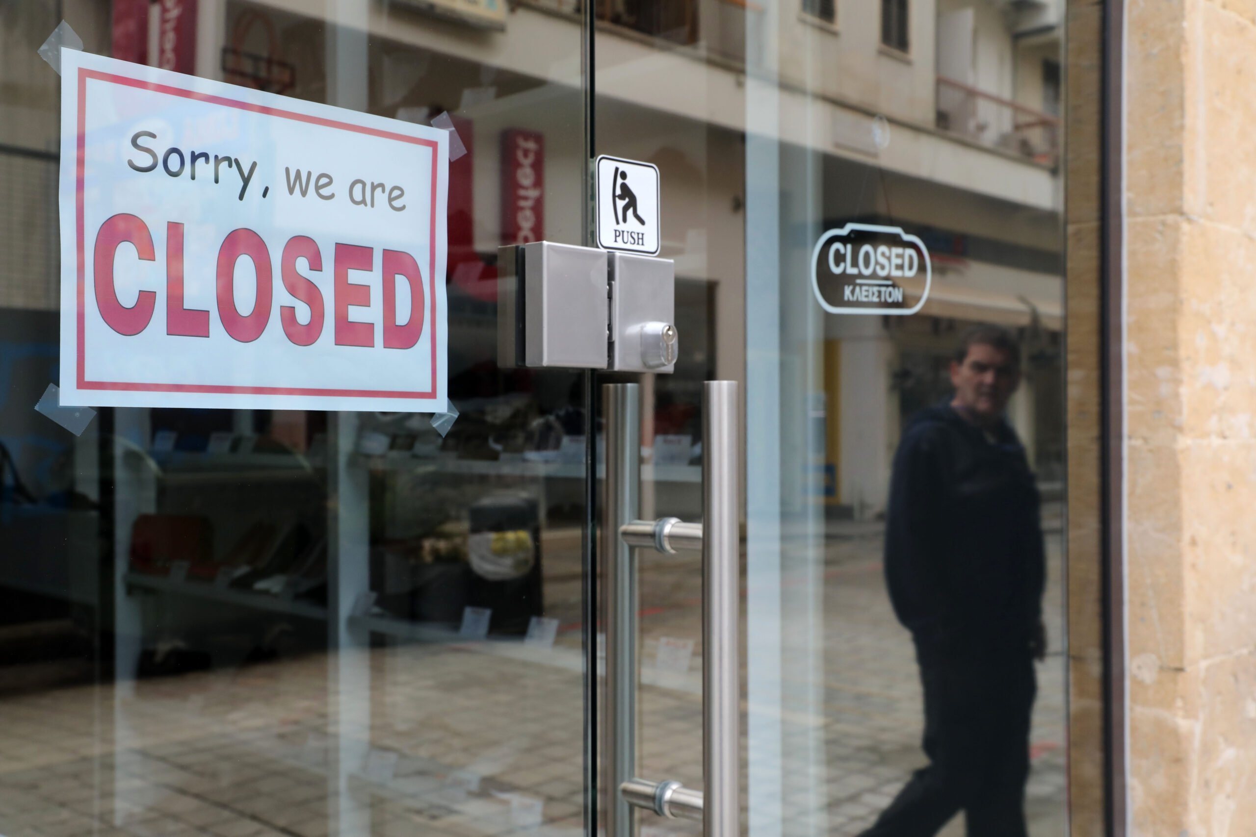 Coronavirus: Η πίεση από τις μεγάλες επιχειρήσεις μας κράτησε κλειστά, για παράδειγμα μικρά καταστήματα