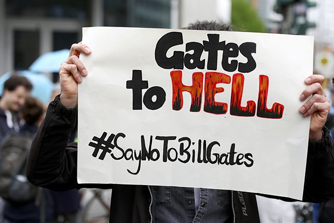 «Τρελός και κακός»: Ο Μπιλ Γκέιτς εξέπληξε από πανδημικές συνωμοσίες
