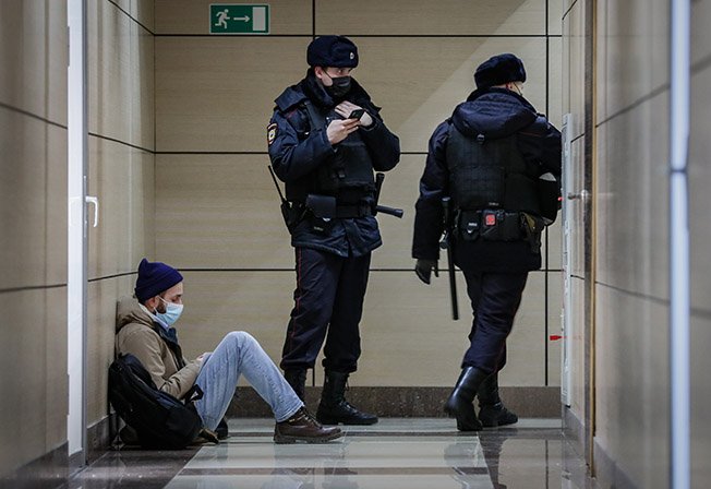 Η αστυνομία πραγματοποιεί επιδρομές στα γραφεία του Ναβλνί κριτικού του Κρεμλίνου, άλλες ιδιοκτησίες