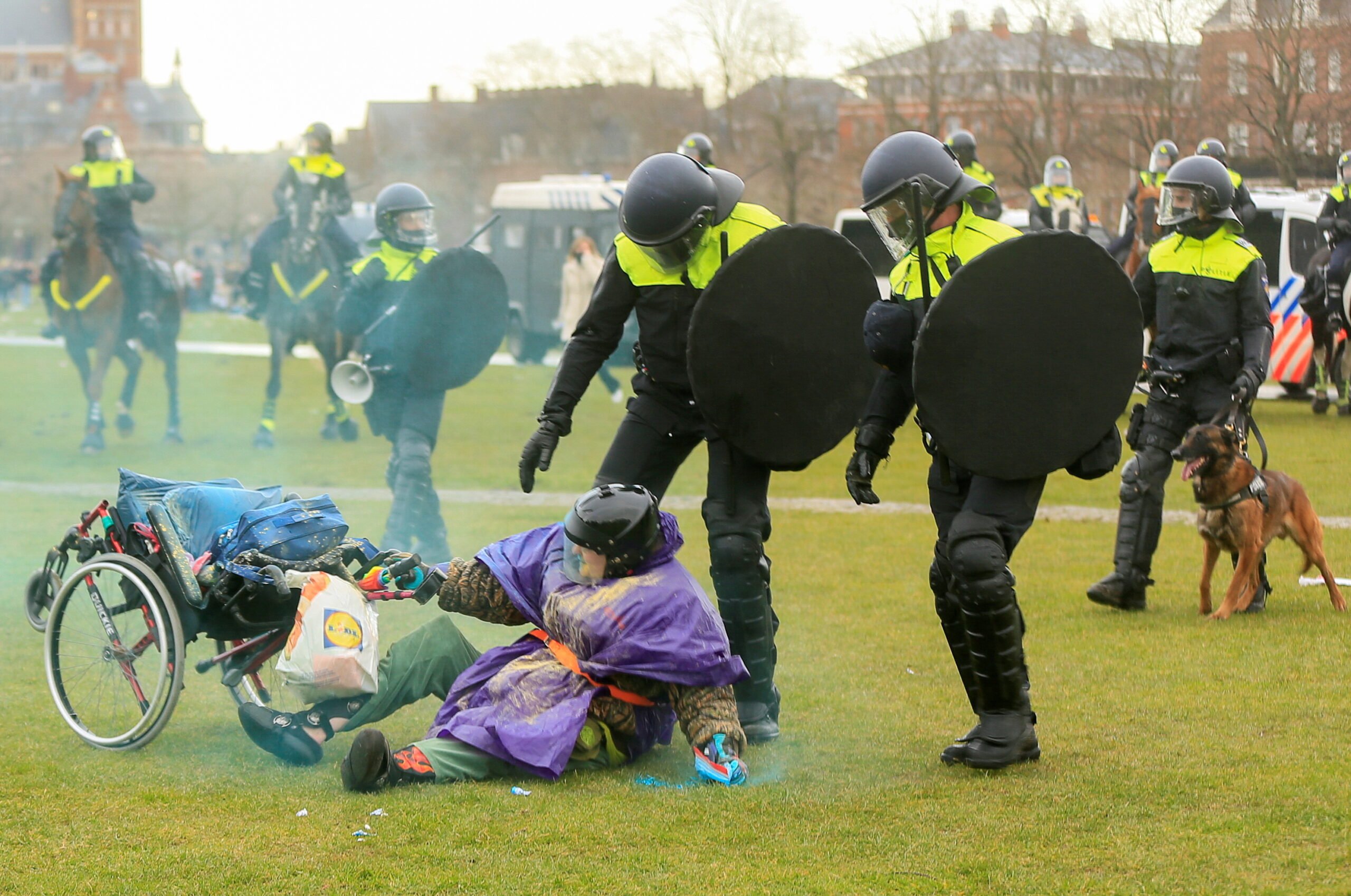 Οι εκτεταμένες ταραχές στο κλείδωμα του Σαββατοκύριακου στην Ολλανδία, καταδικάζει ο πρωθυπουργός Rutte