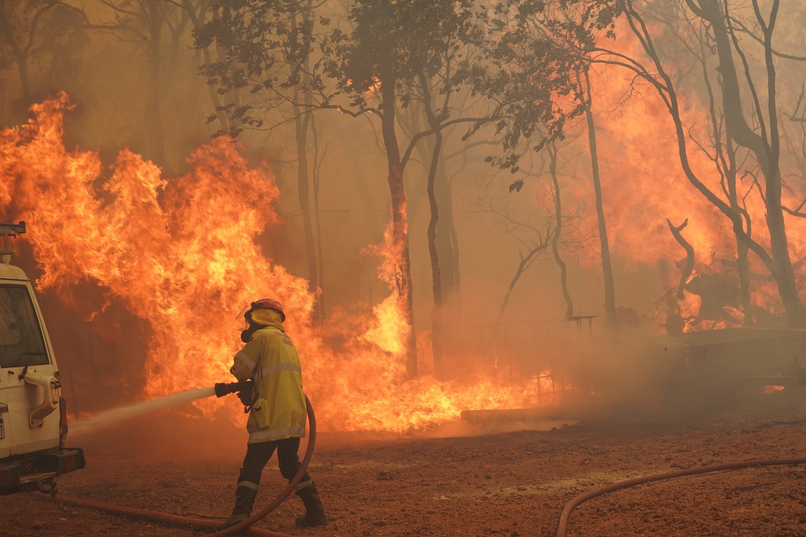 image Australia tells thousands to leave homes as bushfire threatens Perth