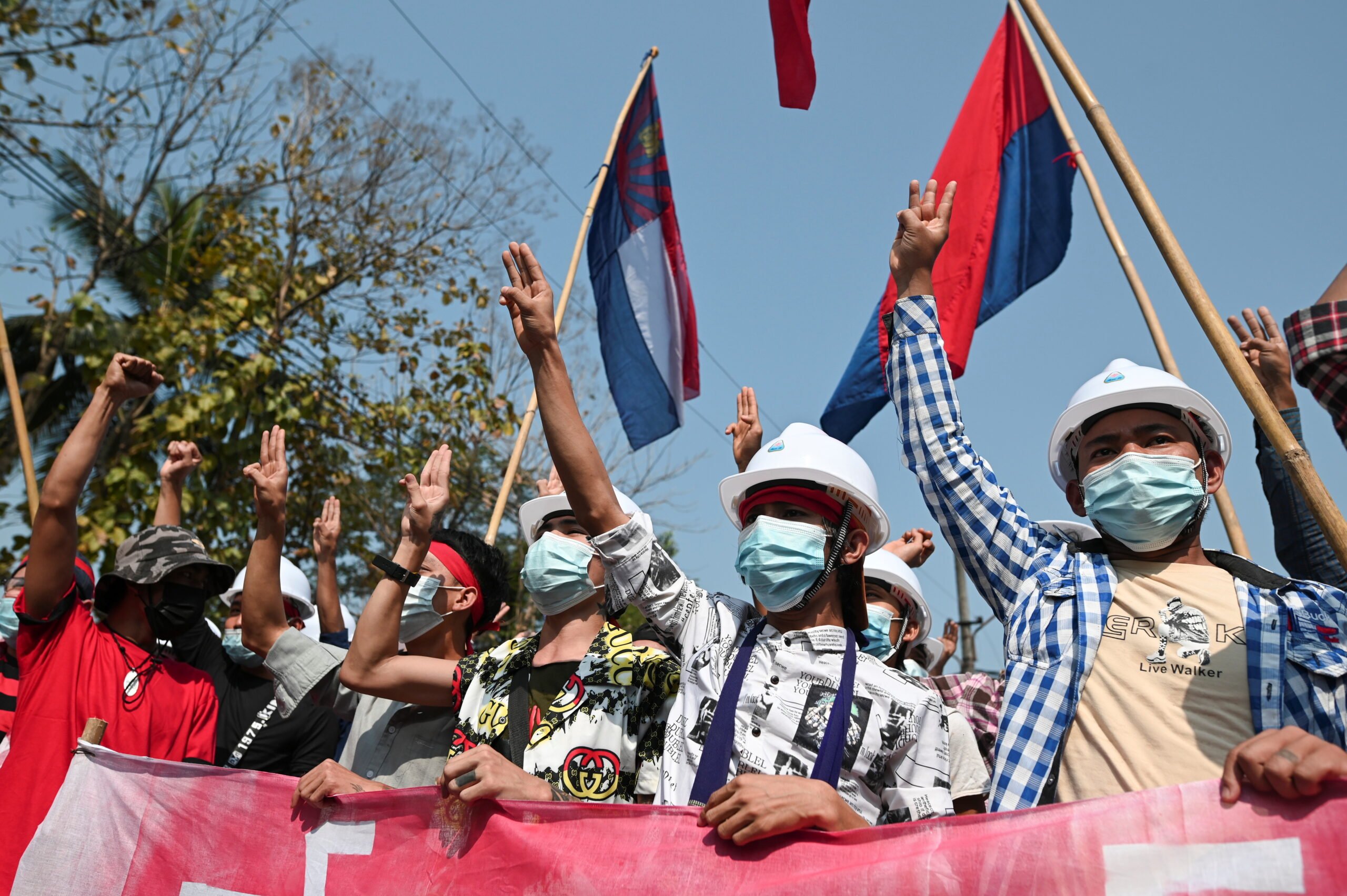 Οι μεγαλύτερες διαδηλώσεις στη Μιανμάρ από το 2007 προσελκύουν δεκάδες χιλιάδες