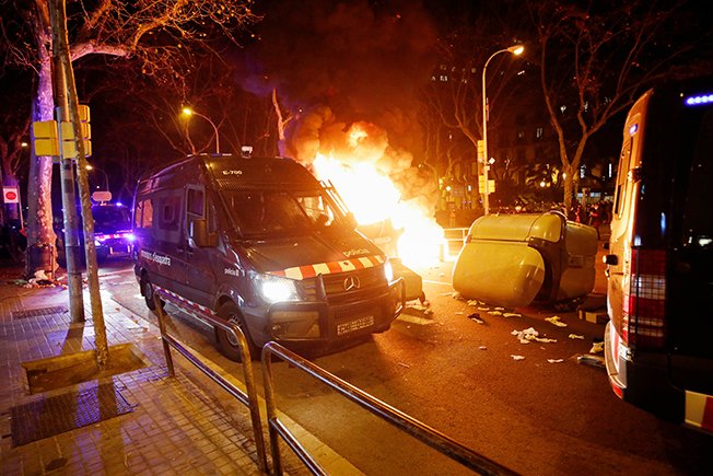 Τα οδοφράγματα καίγονται σε ισπανικούς δρόμους εν μέσω διαδηλώσεων για φυλακισμένο ράπερ