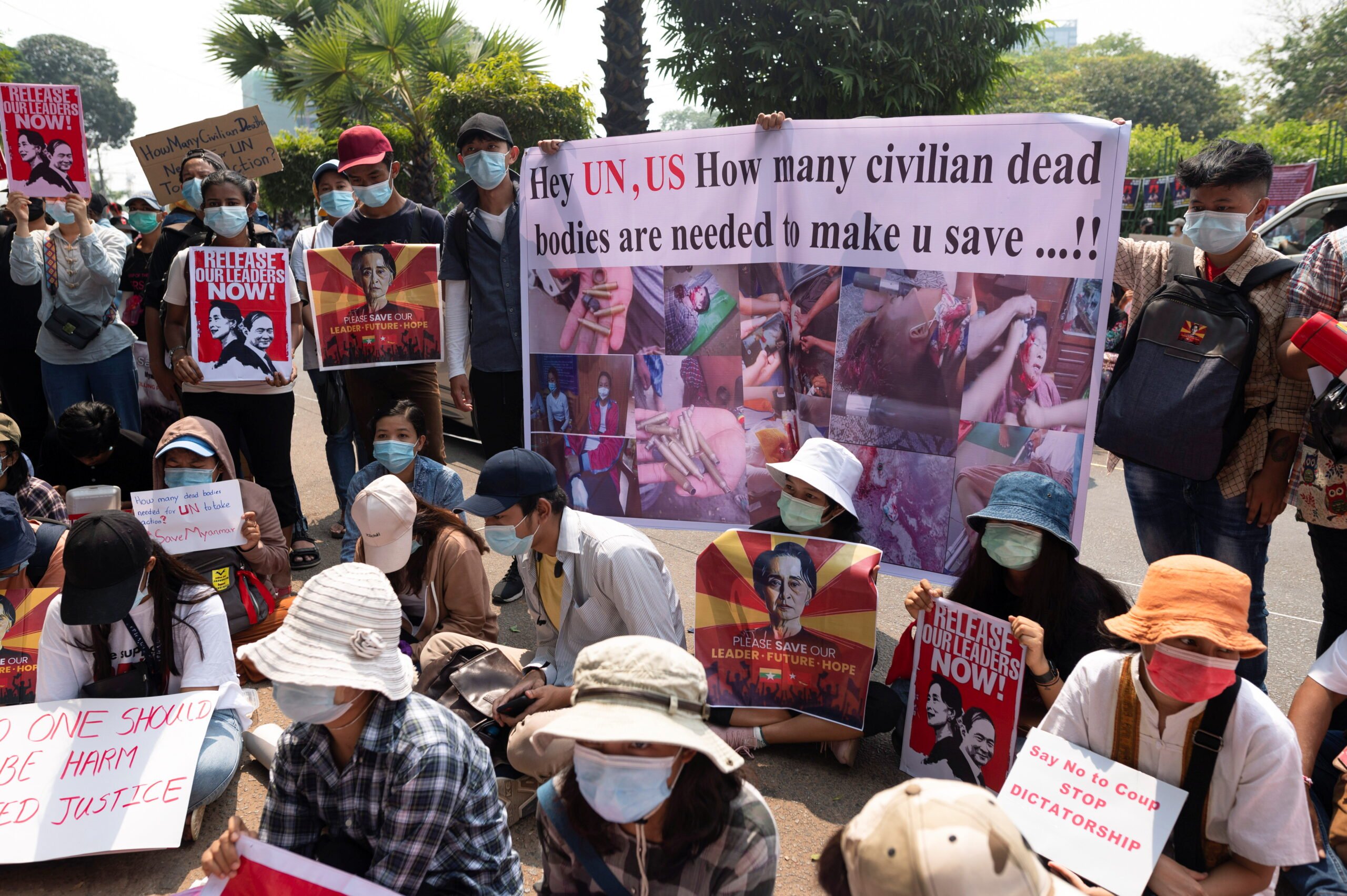Οι διαδηλωτές της Μιανμάρ συγκεντρώνονται, απροσδόκητοι από τη χειρότερη ημέρα βίας