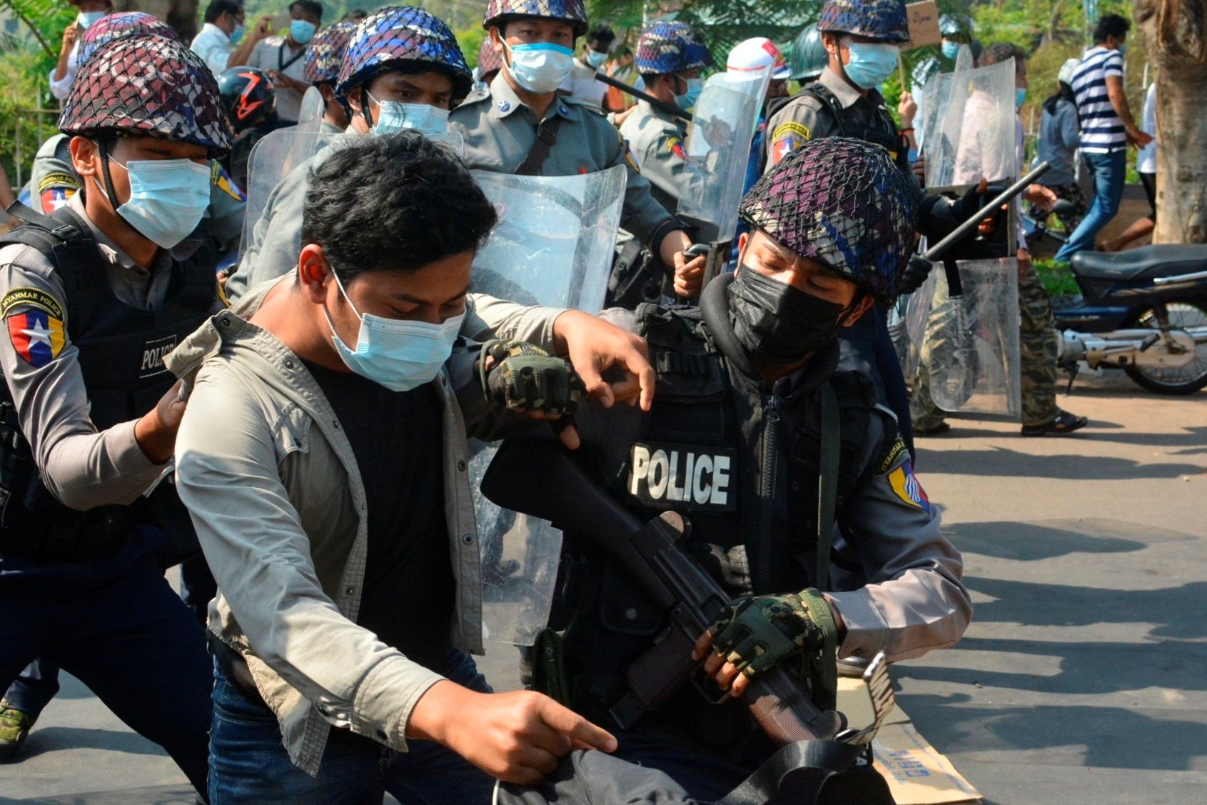 Η αστυνομία της Μιανμάρ πυροβολεί λαστιχένιες σφαίρες, τραυματίζοντας τρεις, καθώς διαμαρτύρονται εκατοντάδες χιλιάδες