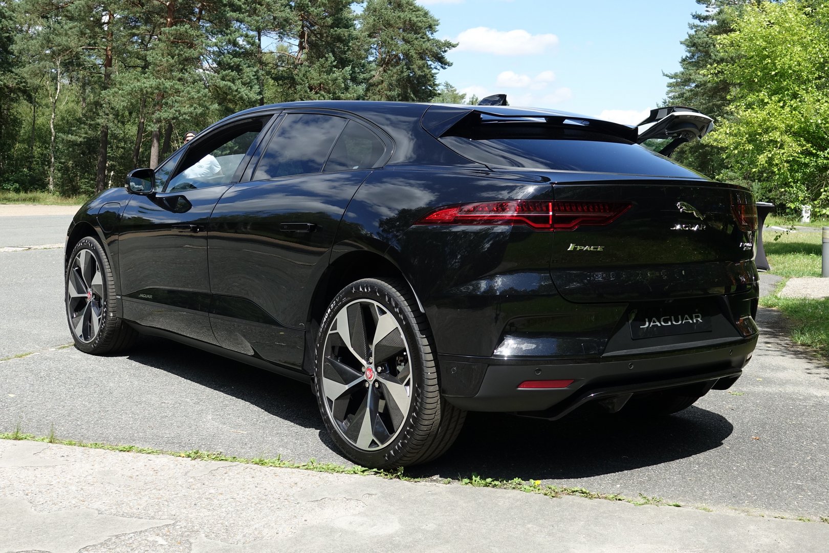 image Jaguar cars to go all-electric by 2025