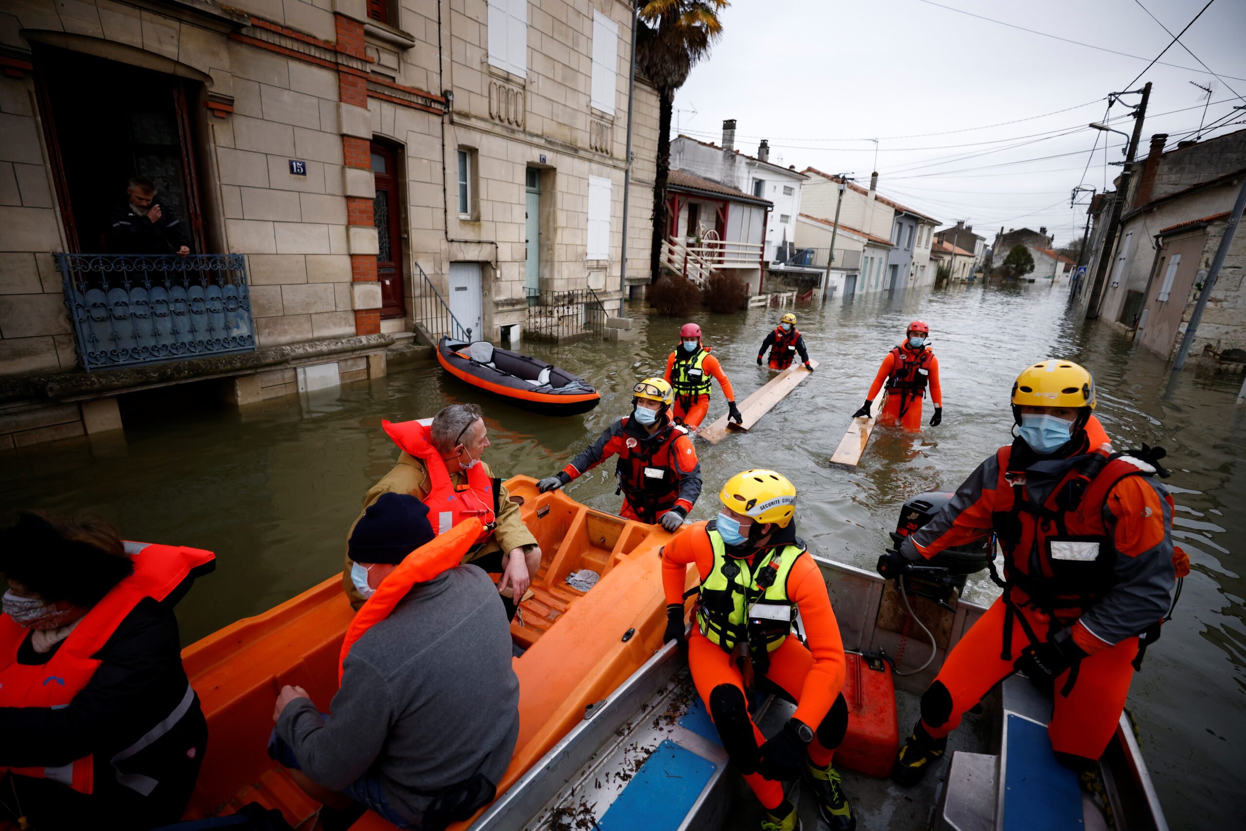 Η νοτιοδυτική Γαλλία επλήγη από βαριές πλημμύρες, η περιοχή του Παρισιού σε επιφυλακή πλημμυρών