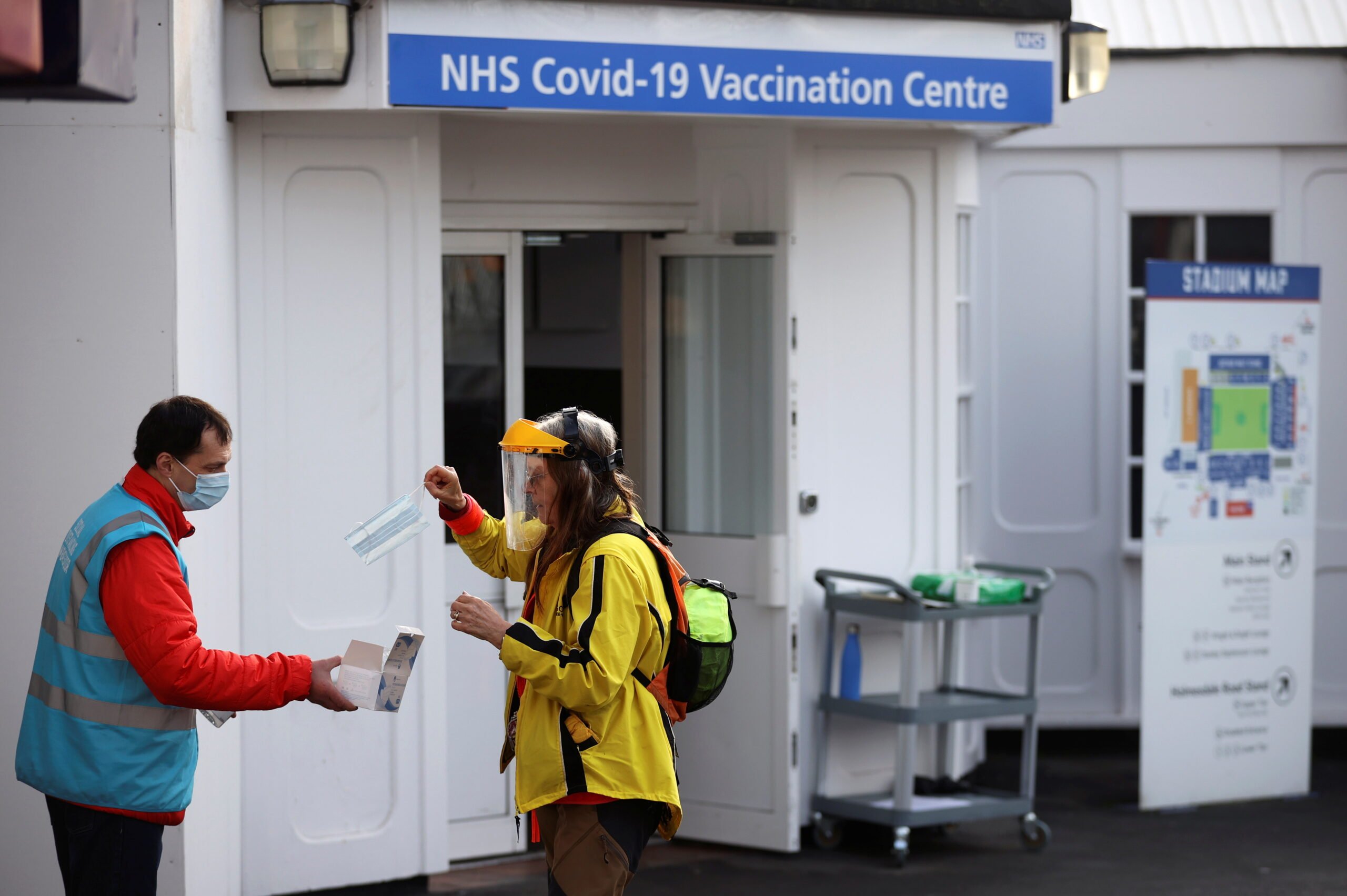 Οι υπουργοί του Ηνωμένου Βασιλείου προσπαθούν να ενισχύσουν τη λήψη εμβολίων Covid-19