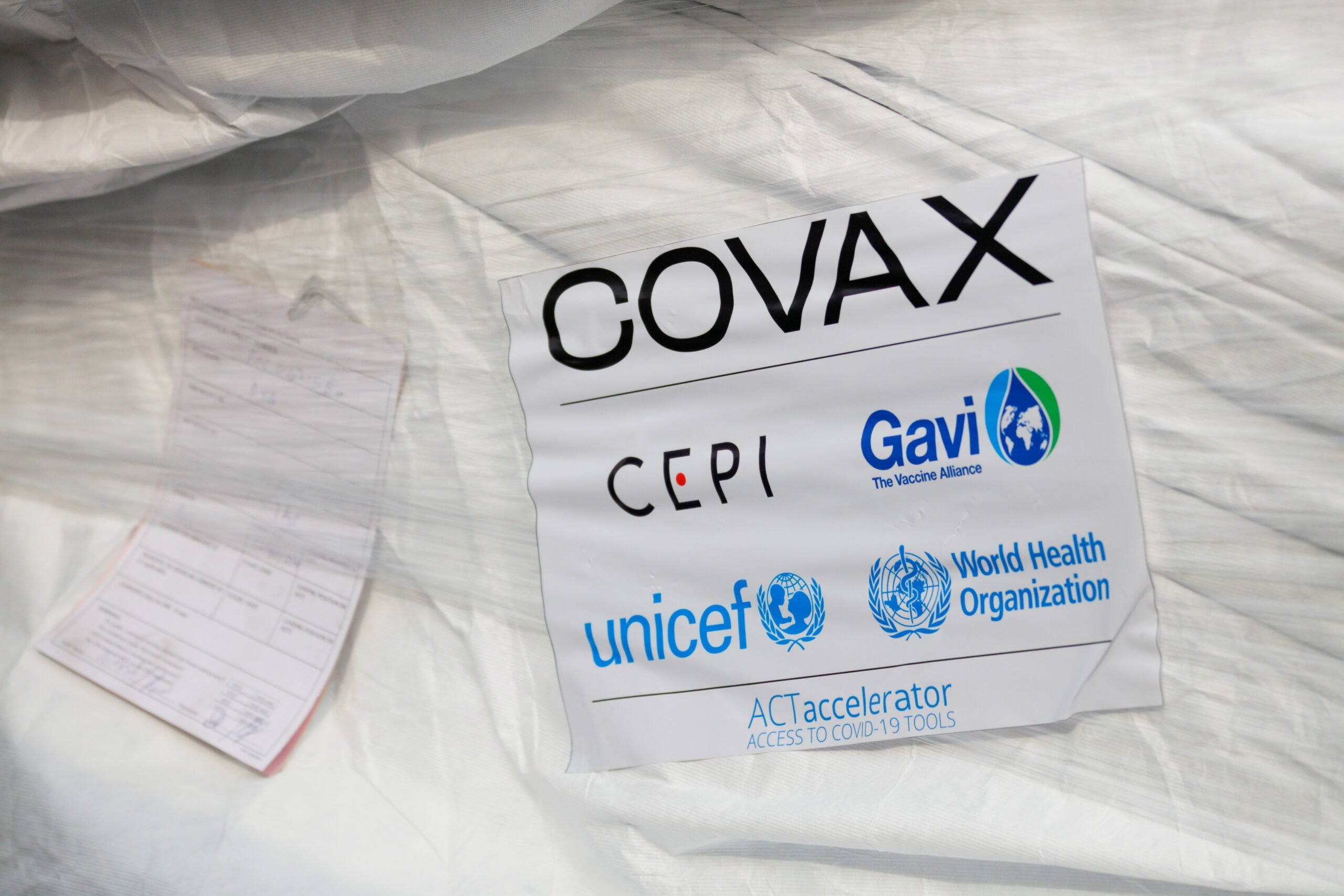 Οι πρώτες δόσεις εμβολίου που αποστέλλονται από την COVAX φτάνουν στη Γκάνα