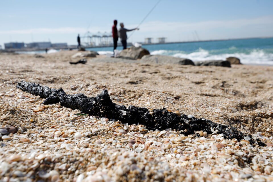 israel's beaches blackened by tar after offshore oil spill