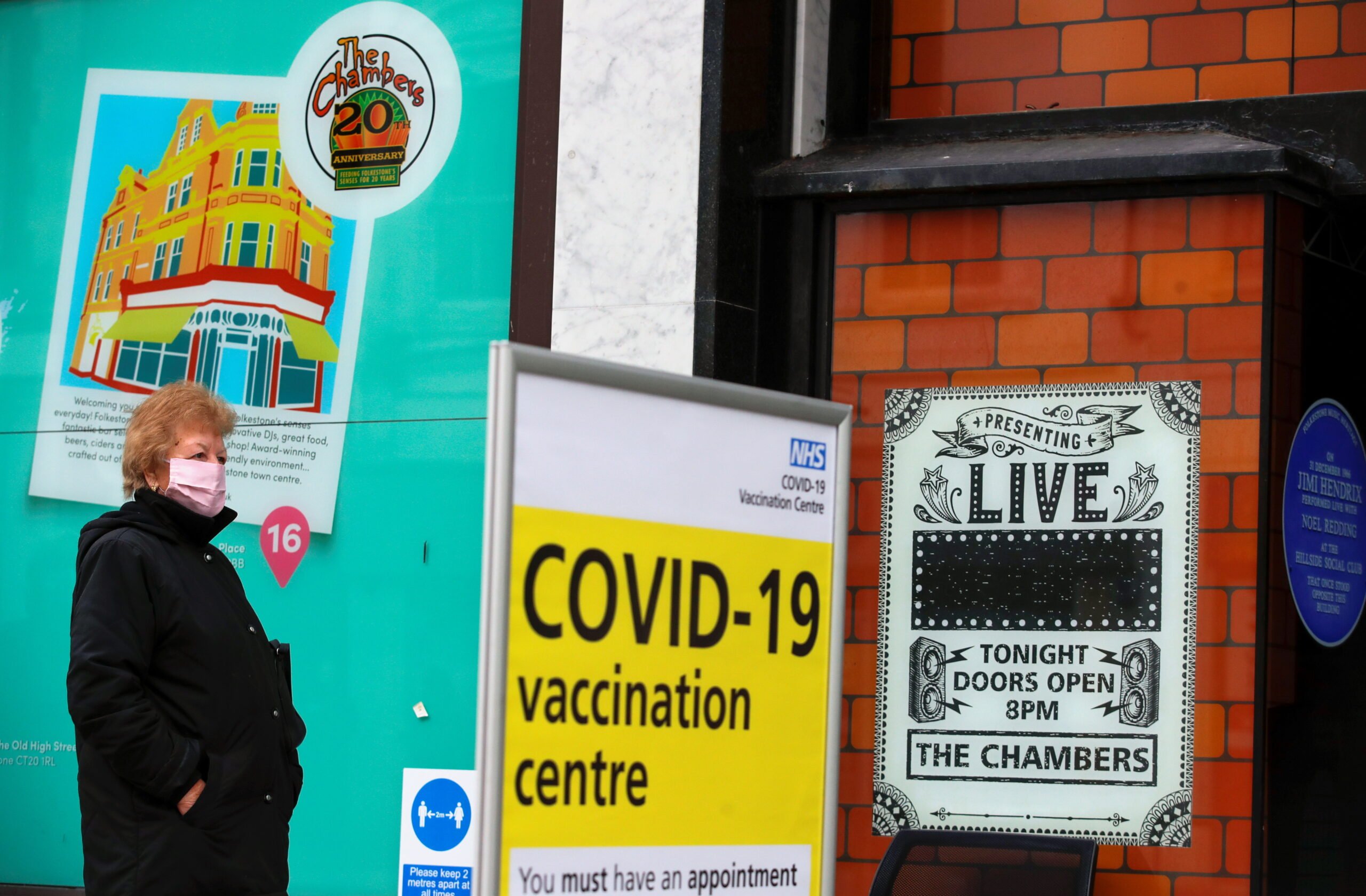 Coronavirus: Οι υπουργοί του Ηνωμένου Βασιλείου προσπαθούν να ενισχύσουν τη λήψη εμβολίων Covid-19