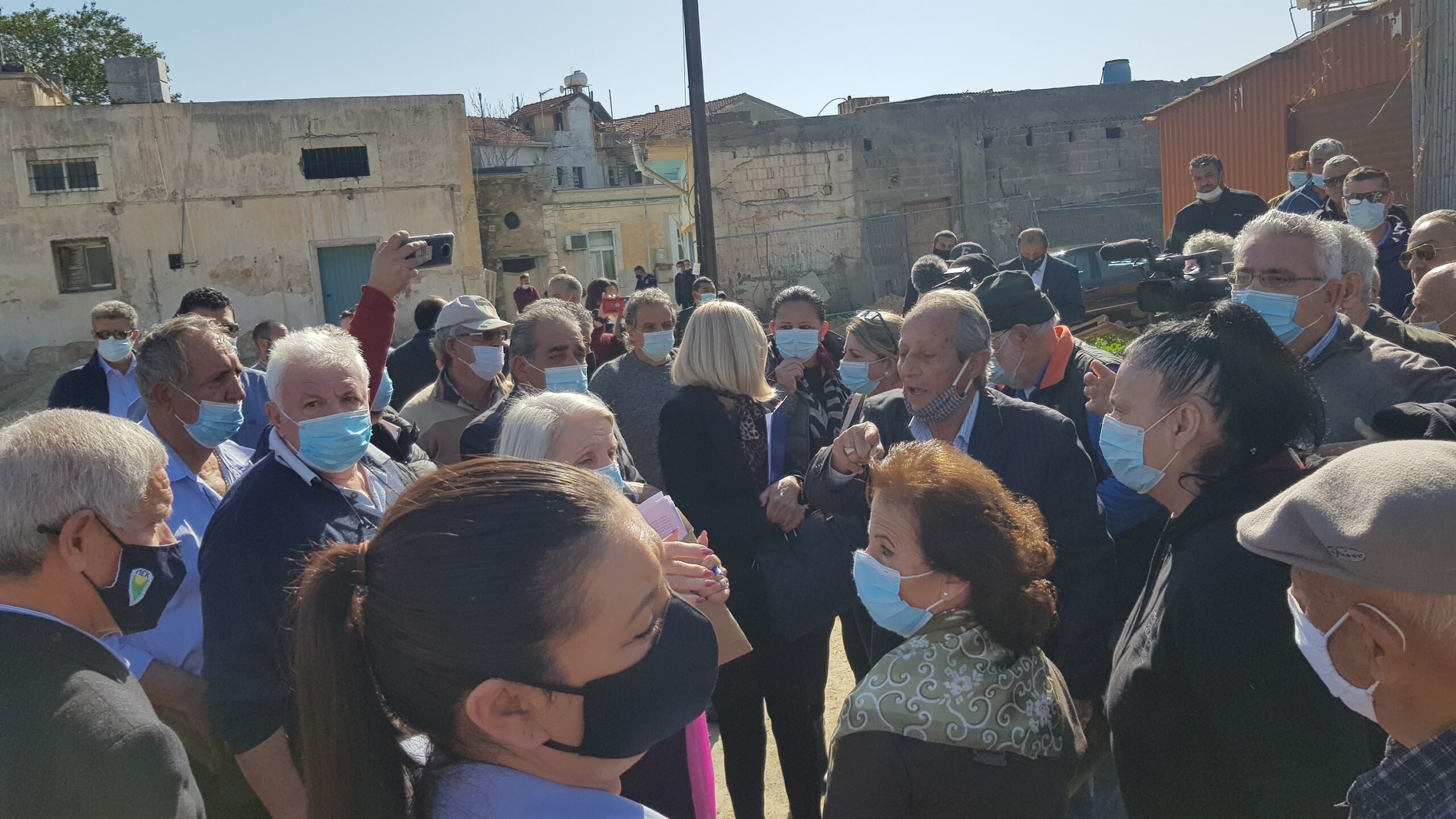 Ο Φράκας ως βουλευτές επισκέπτεται τουρκοκυπριακές κατοικίες στην Πάφο