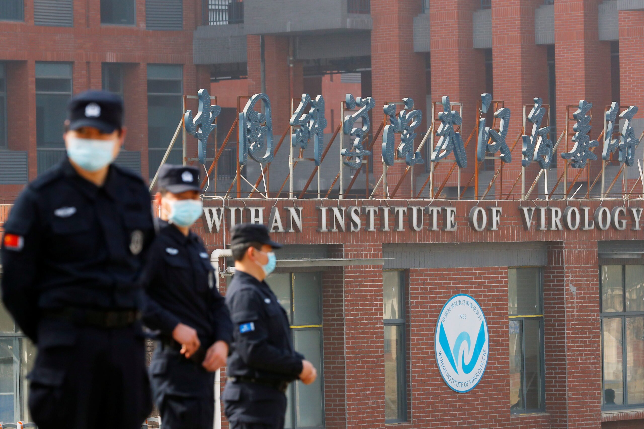 Η ομάδα του ΠΟΥ που διερευνά το Covid-19 επισκέπτεται το εργαστήριο Wuhan και συναντά το “Bat Woman”