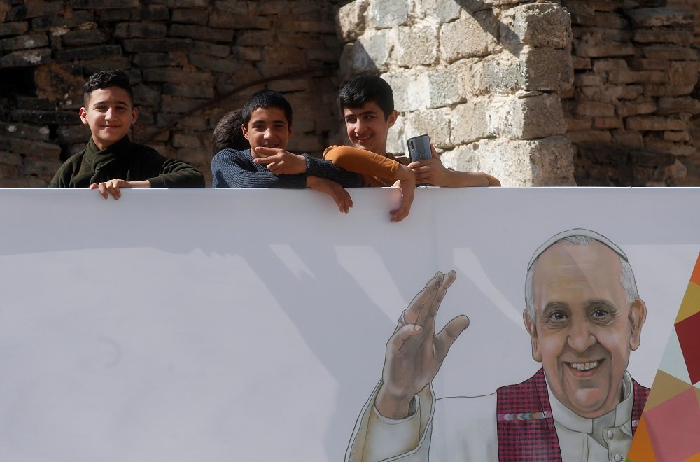Ο Πάπας Φραγκίσκος επισκέπτεται την κατεστραμμένη πόλη Μοσούλη του Ιράκ, ακούγοντας μαρτυρίες κατοίκων