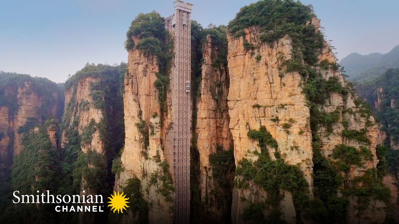 image The dizzying outdoor elevator built at the side of a mountain