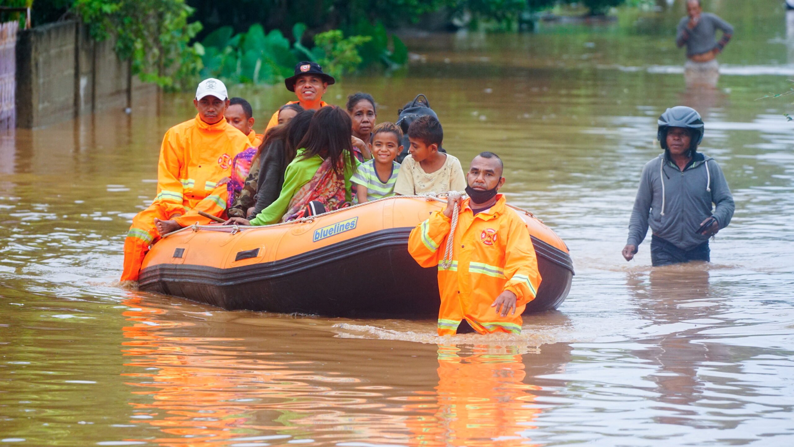 Πλημμύρες, κατολισθήσεις, σκοτώνουν δεκάδες στην Ινδονησία και το Ανατολικό Τιμόρ