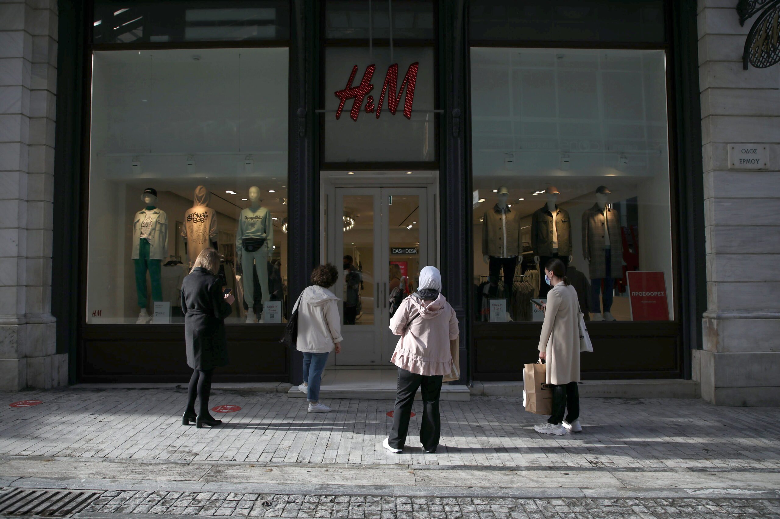 Η Ελλάδα δεσμεύεται για περισσότερη υποστήριξη στις επιχειρήσεις καθώς ανοίγουν ξανά τα καταστήματα