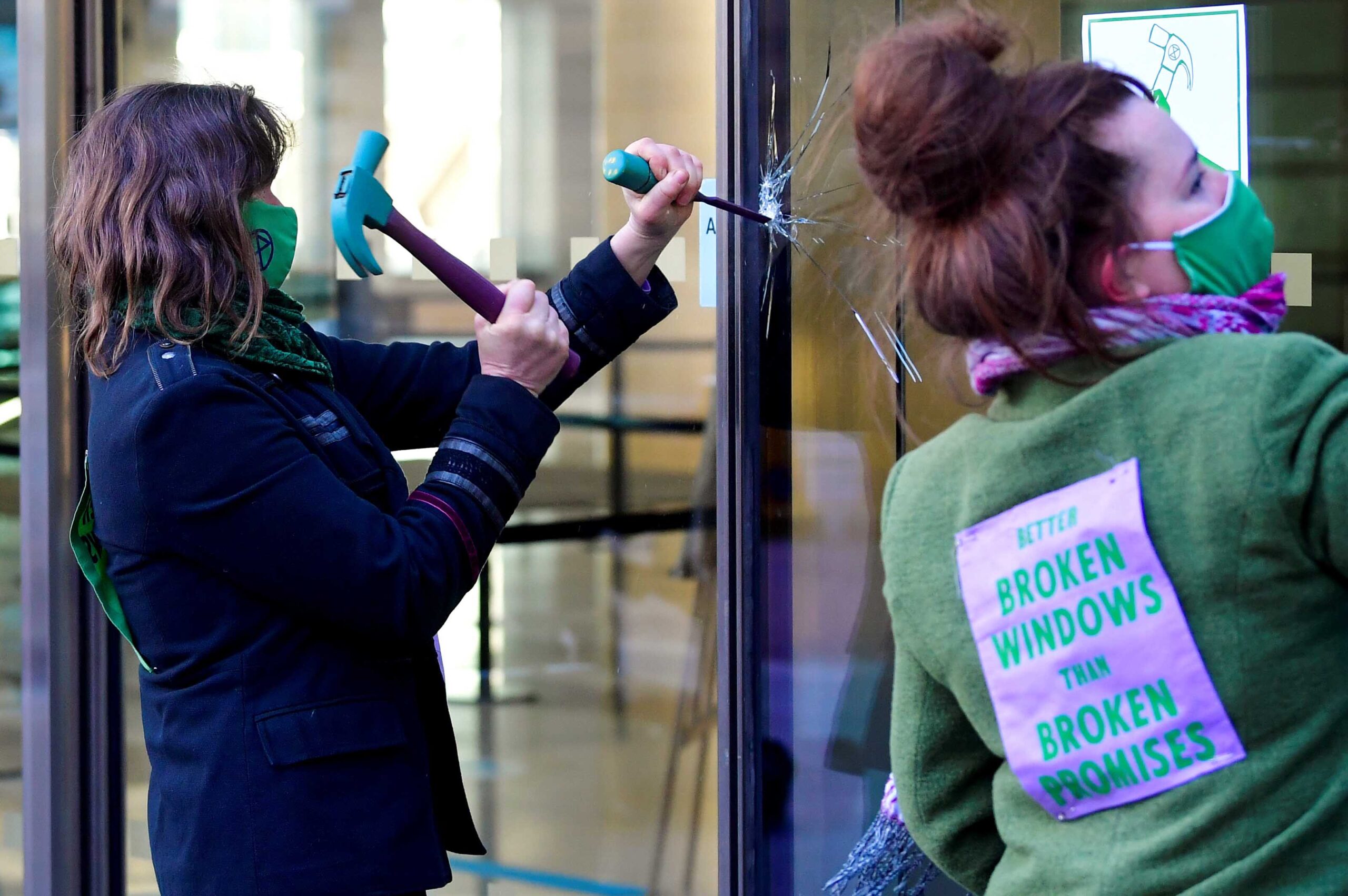 Οι διαδηλωτές του κλίματος βλάπτουν την έδρα του Barclays London, επτά συνελήφθησαν