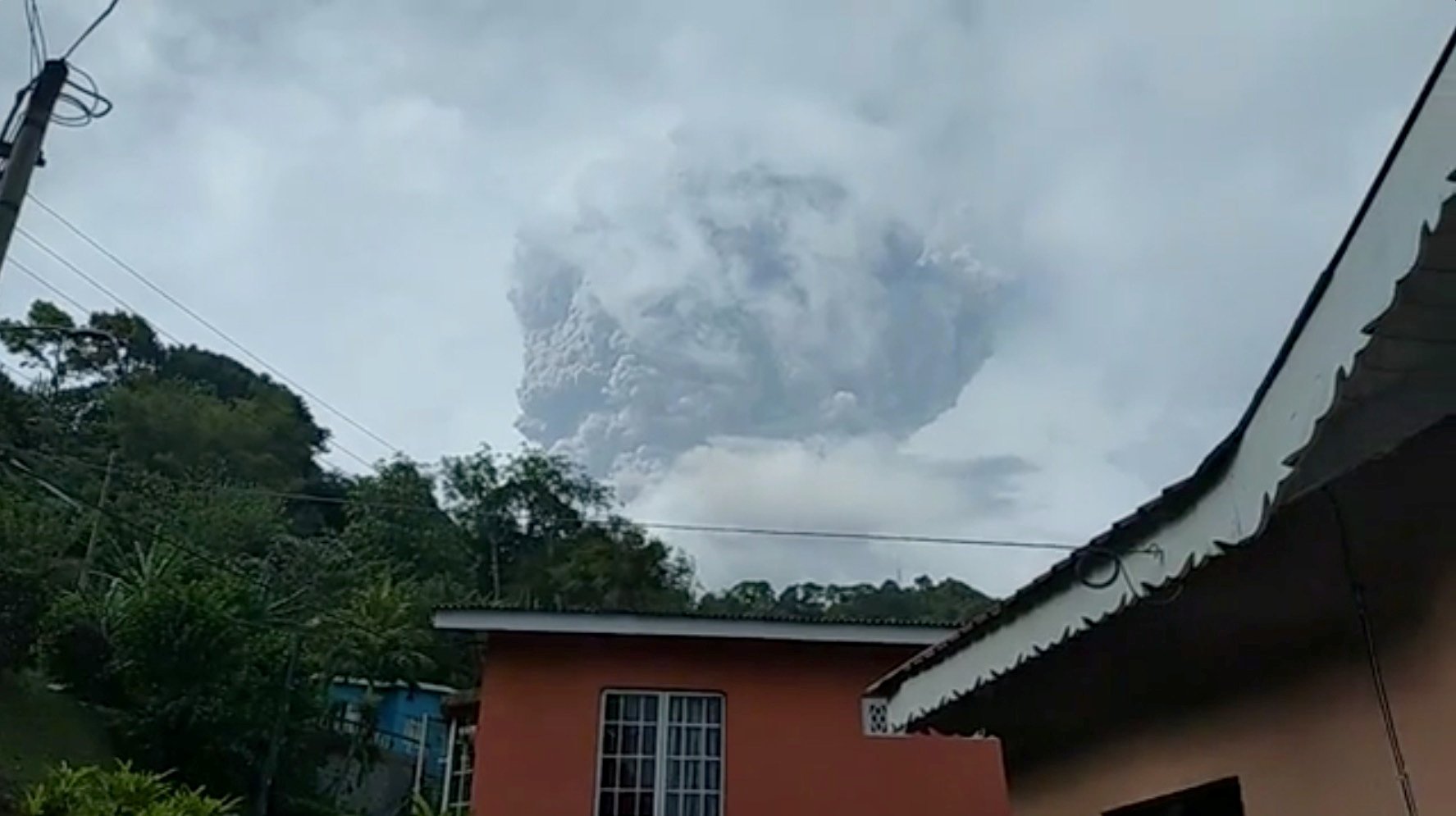 Το ηφαίστειο εκρήγνυται στη νότια Καραϊβική, προκαλώντας «φρενίτιδα» εκκένωσης