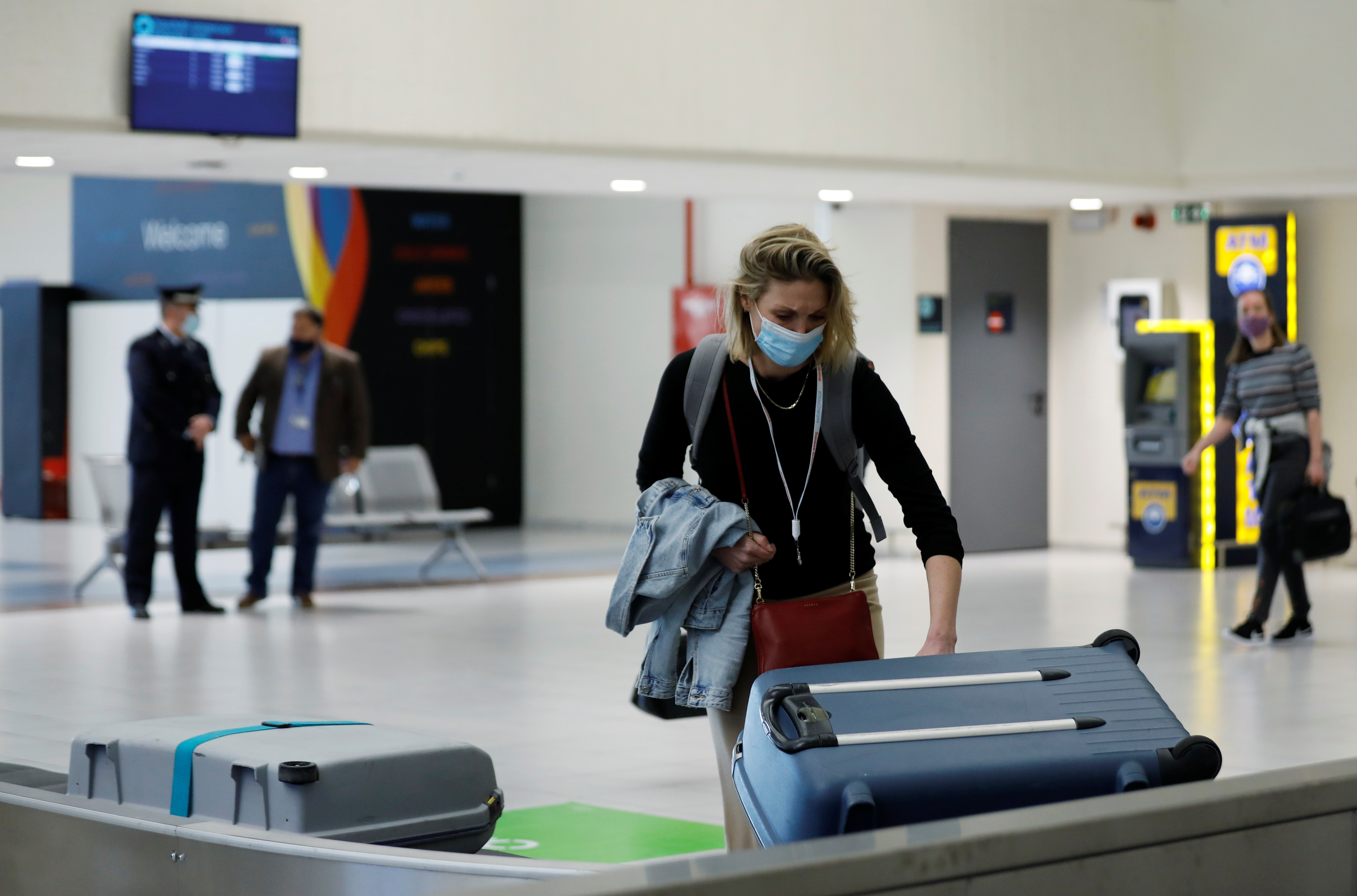 image Greece to lift quarantine rule for more travelers despite surge in infections