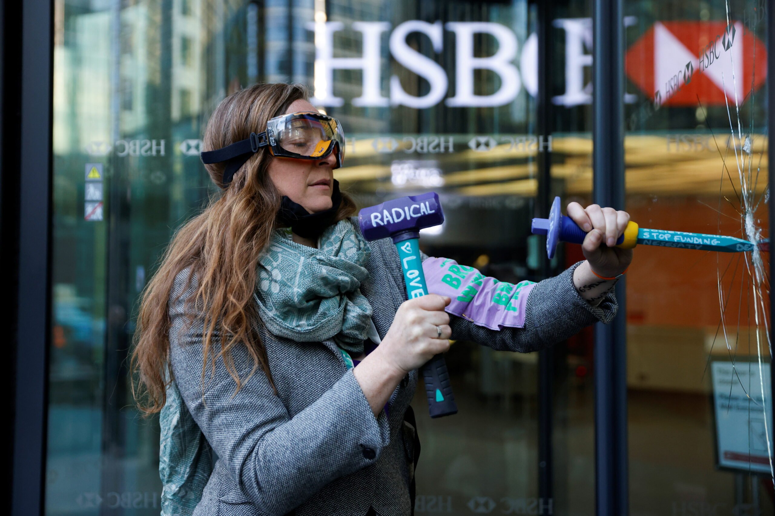 Παράθυρα στο HSBC HQ στο Λονδίνο διαλύθηκαν από ακτιβιστές του κλίματος
