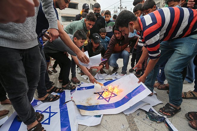 image Clashes on Gaza border as Ramadan violence flares in Jerusalem