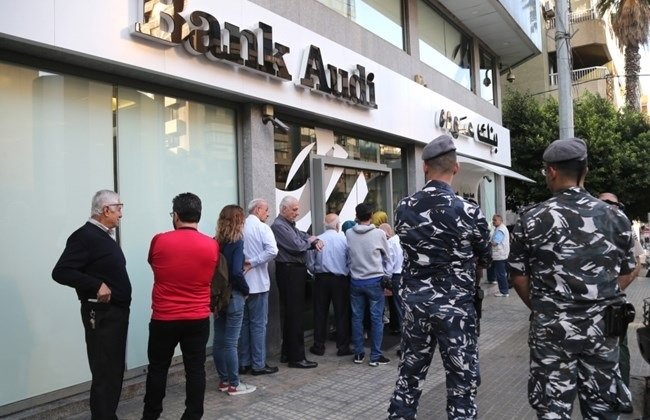 Ο Λίβανος απομονώθηκε ως μεγάλες διεθνείς τράπεζες διακόπτοντας τους δεσμούς